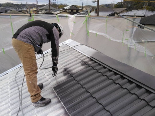 スーパー遮熱サーモFは屋根・外壁の表面温度、裏面温度の上昇を抑えることにより、室内温度の上昇を抑えることができる遮熱塗料です。