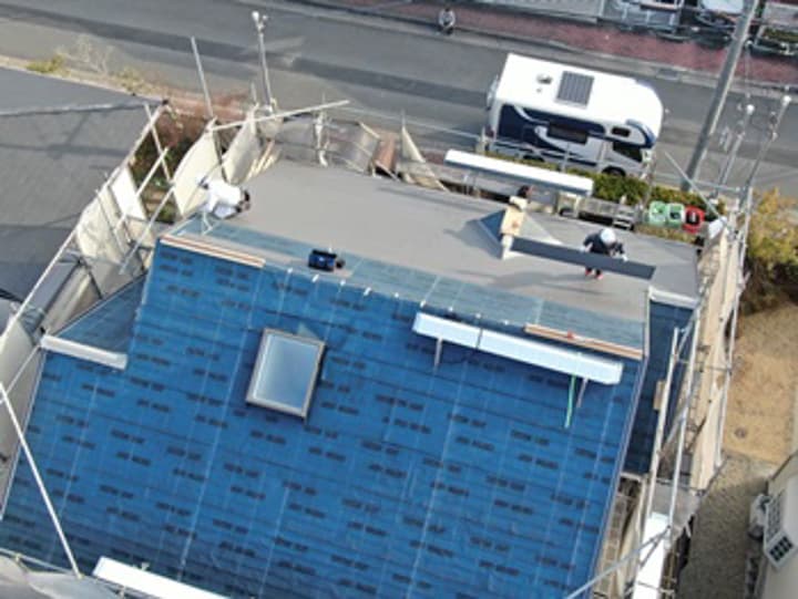 既存の屋根材の上から防水シートを貼ります。<br />
本来の屋根カバー工法の目的は、防水機能を新しくすることです。<br />
