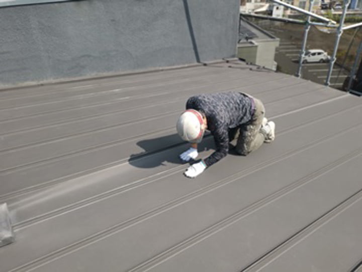 屋根のケレンをします。<br />
ケレンをすることで被塗面に凹凸がつき、塗料の付着をよくなります。
