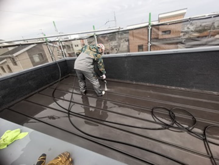 屋根の高圧洗浄をします。<br />
汚れや傷んだ旧塗膜などを洗い流します。
