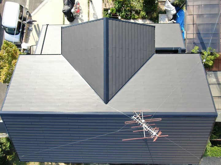 施工後のお写真です。<br />
美観性と耐久性に優れたシーガードを使用した屋根カバー工法によって、まるで新築のような仕上がりになりました。