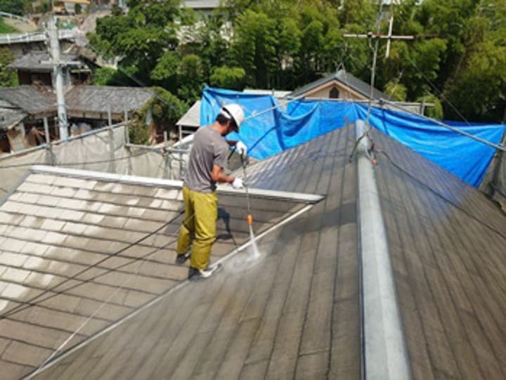 屋根の高圧洗浄をします。