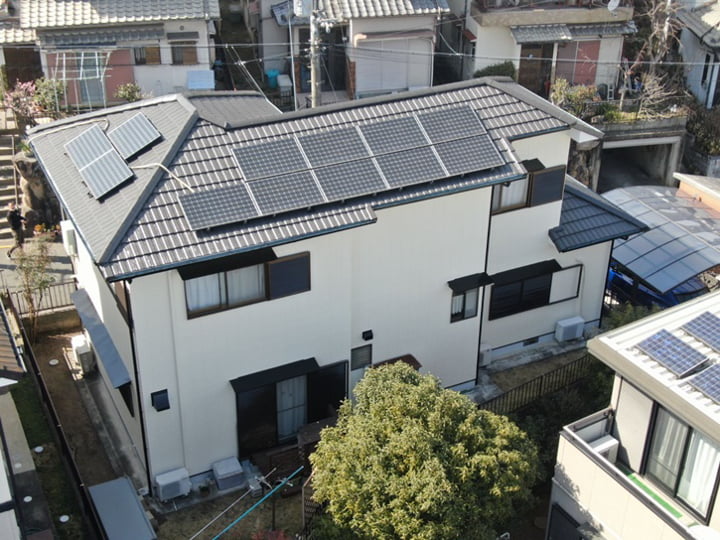 施工後のお写真です。<br />
太陽光発電が設置されているお宅でもきれいに塗装を行うことができます。