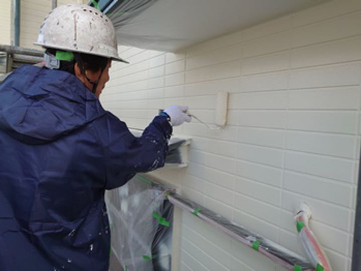 重ね塗りすることで塗料の効果を最大限発揮できます。