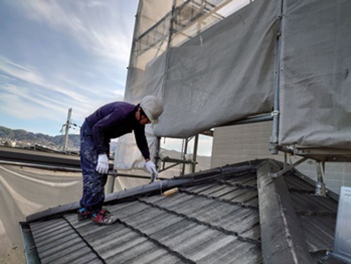 シーラー塗布とは塗装工事における下塗りに該当する塗装作業のことです。