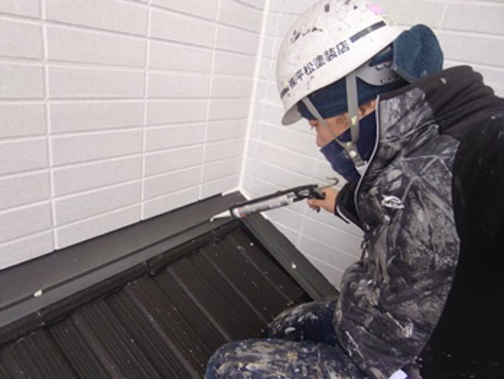 釘頭のコーキング補修をします。