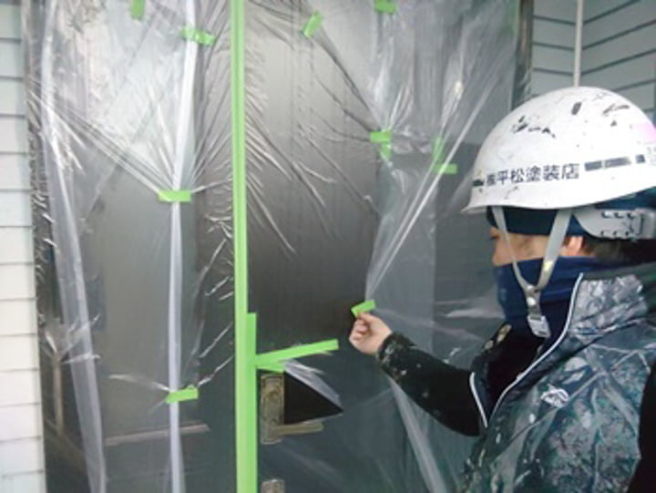 丁寧に養生を行うことで塗装の仕上がりに差が出ます。