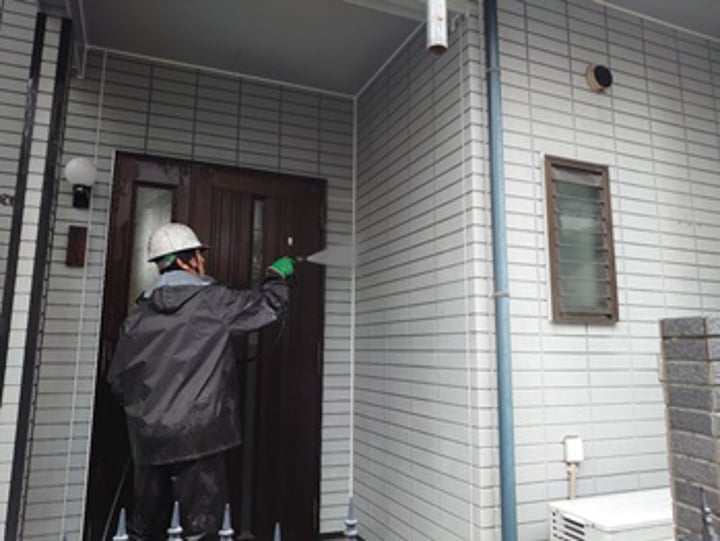 塗装前にきちんと高圧洗浄をすることで塗装がきれいに仕上がり、塗装を長持ちさせることができます。