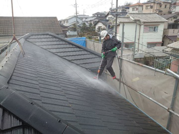 屋根の高圧洗浄をします。