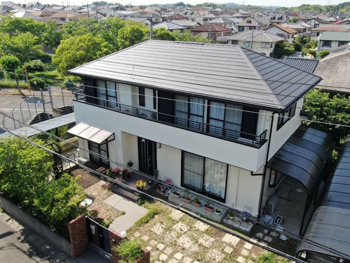 施工後のお写真です。<br />
スーパーガルテクトは「ちぢみ塗装」を採用した意匠性に富んだ屋根材なので、素敵な仕上がりになりました。