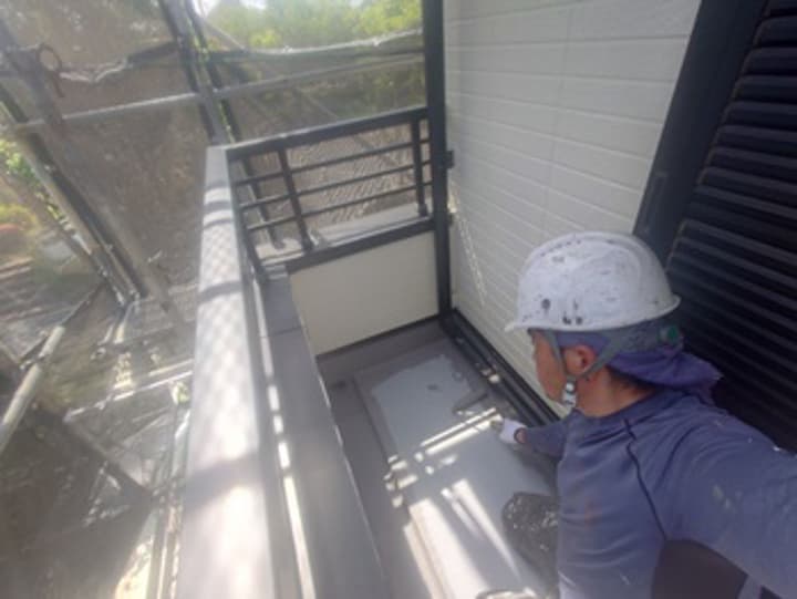 ベランダ防水上塗りをします。