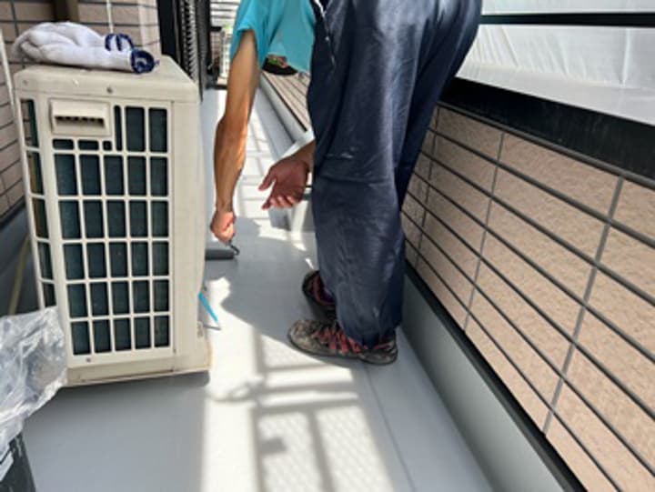 ベランダ防水中塗りをします。