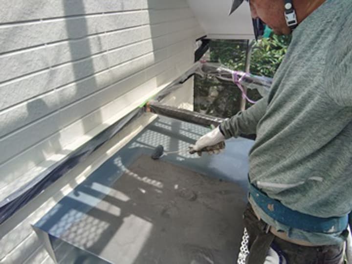 ベランダ防水プライマーを塗布します。