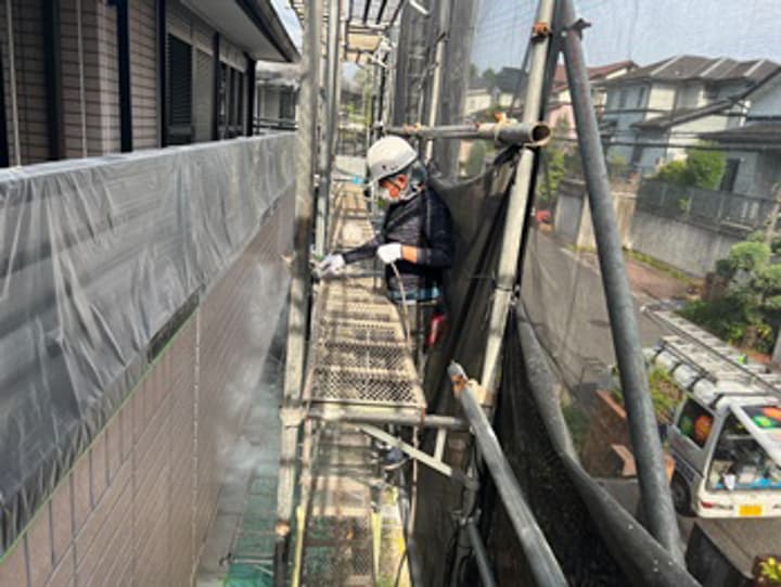 シーラー塗布には、下地と上塗り塗料を密着させる役割があります。