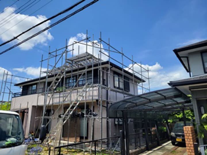 足場を組み立てていきます。