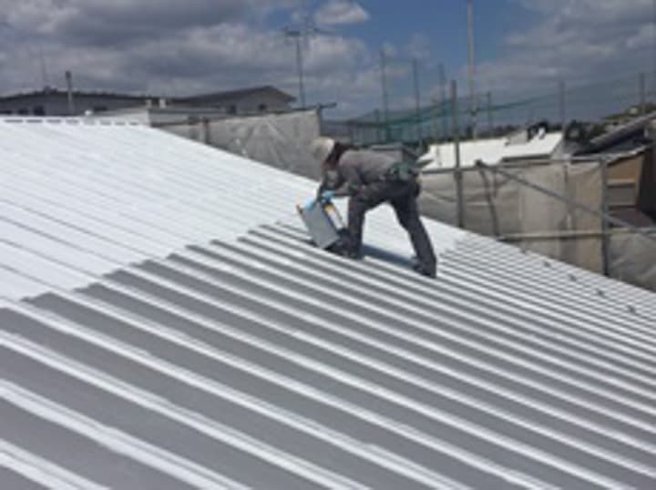 屋根に遮熱プライマ―を塗布します。