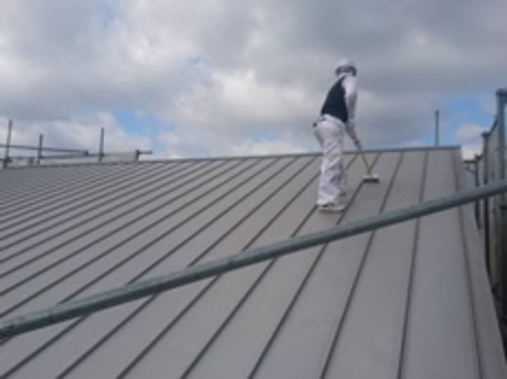 屋根のケレンをします。<br />
ケレンをすることで被塗面に凹凸がつき、塗料の付着をよくなります。
