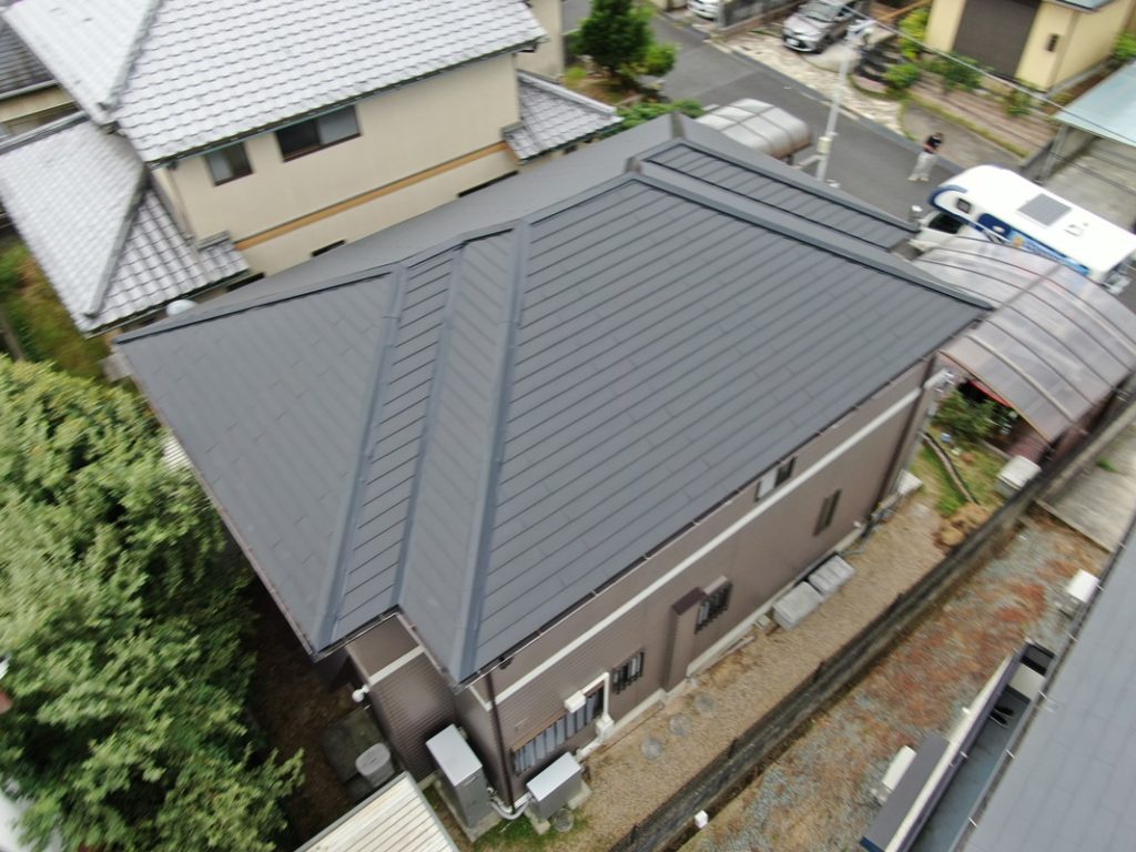 施工後のお写真です。<br />
シーガードは耐久性・耐候性に優れた屋根材で、見た目にも美しく素敵な仕上がりになりました。