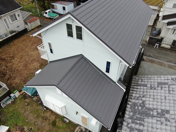 施工後のお写真です。<br />
スーパーガルテクトは「ちぢみ塗装」を採用した意匠性に富んだ屋根材なので、素敵な仕上がりになりました。