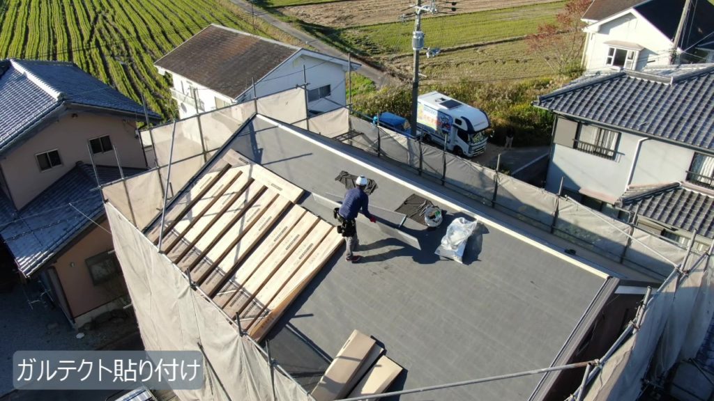 ガルテクト貼り付け<br />
防水シートと屋根材が新しくなることで、長期にわたる屋根本来の機能を取り戻すことができます。