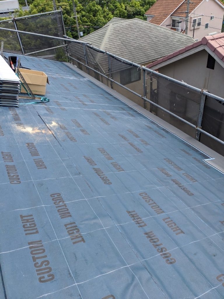 既存の屋根材の上から防水シートを貼ります。<br />
本来の屋根カバー工法の目的は、防水機能を新しくすることです。