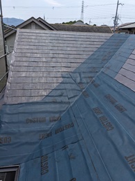 既存の屋根材の上から防水シートを貼ります。<br />
本来の屋根カバー工法の目的は、防水機能を新しくすることです。<br />
