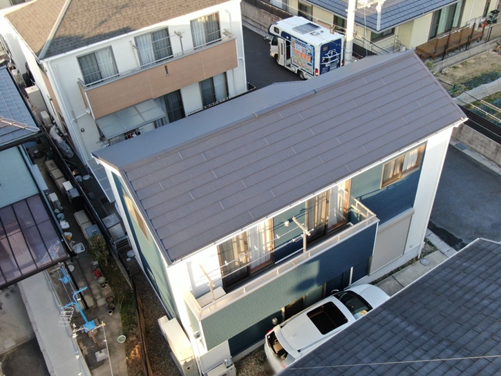 施工後のお写真です。<br />
スーパーガルテクトは「ちぢみ塗装」を採用した意匠性に富んだ屋根材なので、素敵な仕上がりになりました。