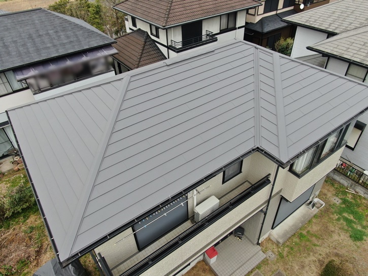 熱性鋼板と断熱材の相乗効果で優れた断熱性能を発揮。<br />
葺き上がりを一層引き立てる卓越した質感を誇る特殊な「ちぢみ塗装」を採用した、意匠性に富んだ屋根材です。